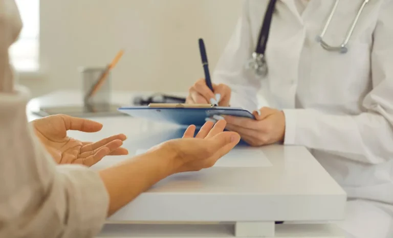 Médico anotando informações em prancheta durante consulta