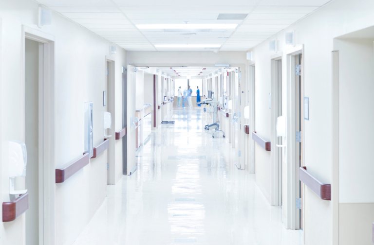 Corredor de hospital da rede credenciada Bradesco Top Nacional no Rio de Janeiro